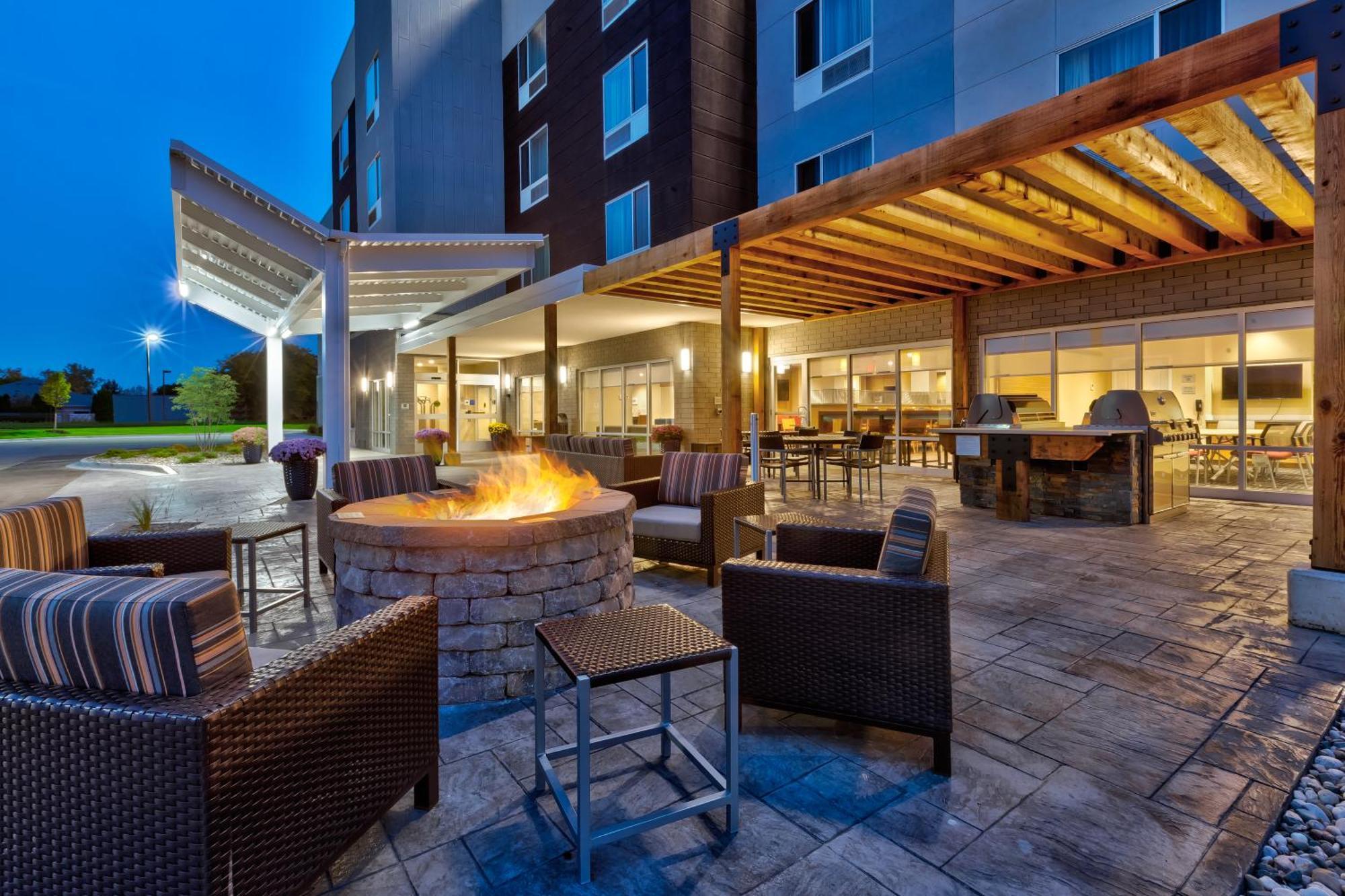 Towneplace Suites By Marriott Grand Rapids Airport Southeast Cascade Exterior foto